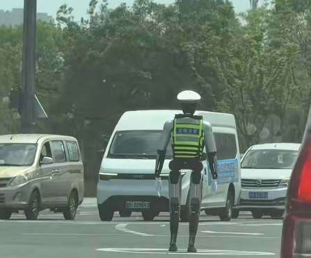 21點:无锡街头惊现机器人交警 会指挥还会比耶合影