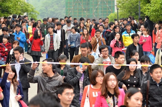 公务员大举扩招，一省增加了80%！应届大学生迎重大利好，但竞争仍激烈：一“乡镇综合管理岗”上千人报名